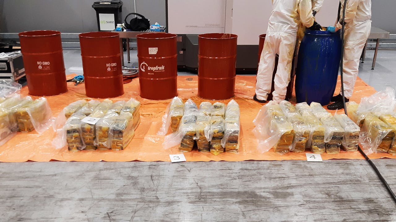Op deze door de politie beschikbare gestelde foto van 9 augustus vorig jaar meld de politie en douane dat zij binnen enkele dagen tijd ruim 1200 kilo cocaïne op de Maasvlakte onderschept. Ook zijn vijf verdachten opgepakt.