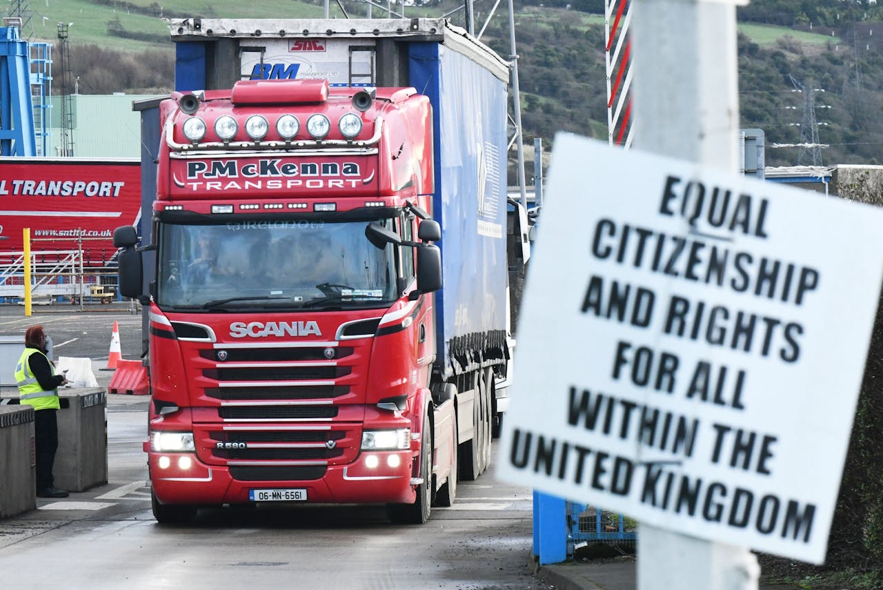 Tijdens de brexitonderhandelingen is afgesproken dat Noord-Ierland de regels van de Europese markt blijft volgen. Daardoor ligt de Europese buitengrens, met grenscontroles, nu in de Ierse Zee.