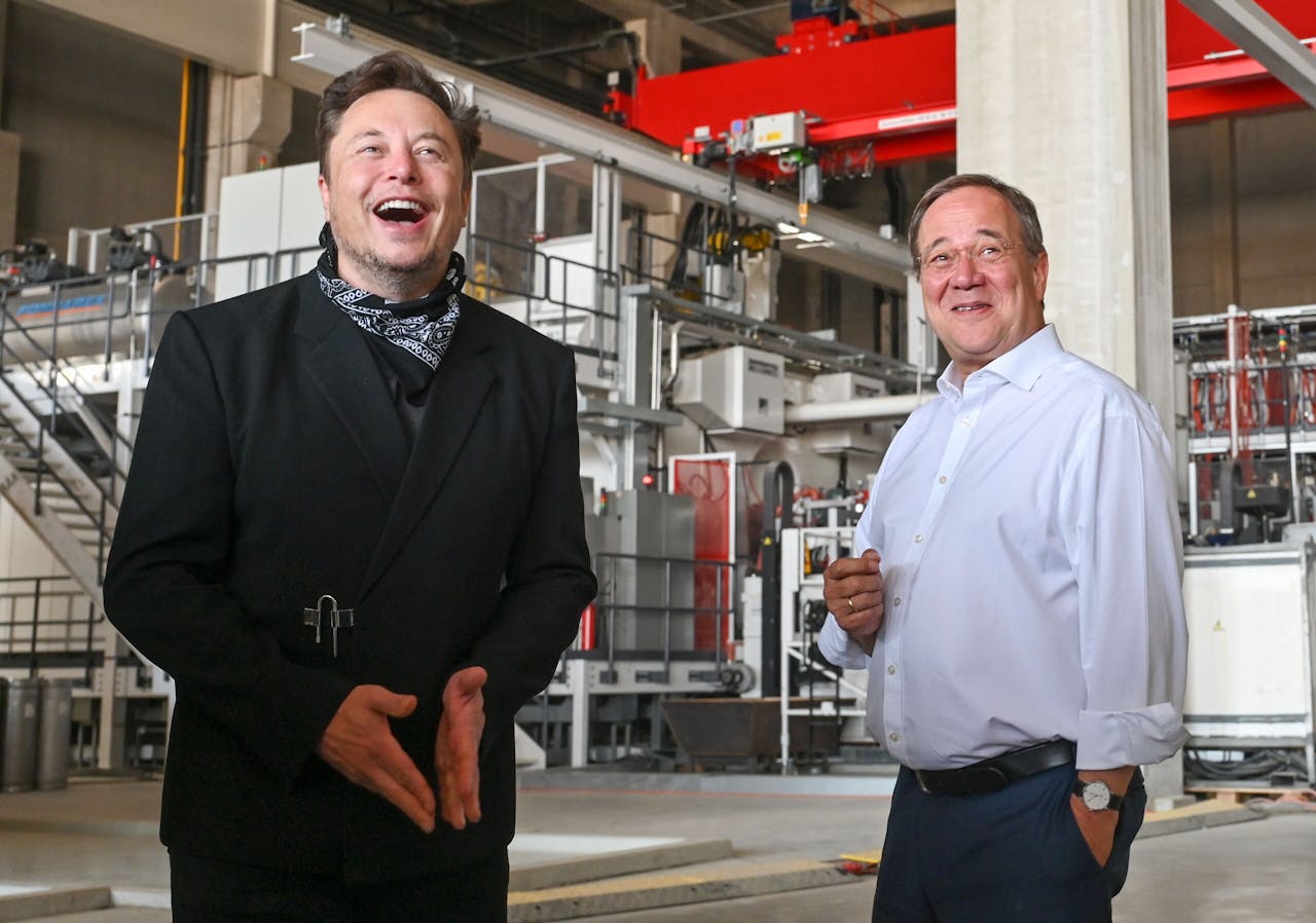 Elon Musk treft de Duitse kanselierskandidaat Armin Laschet tijdens een fabrieksbezoek.