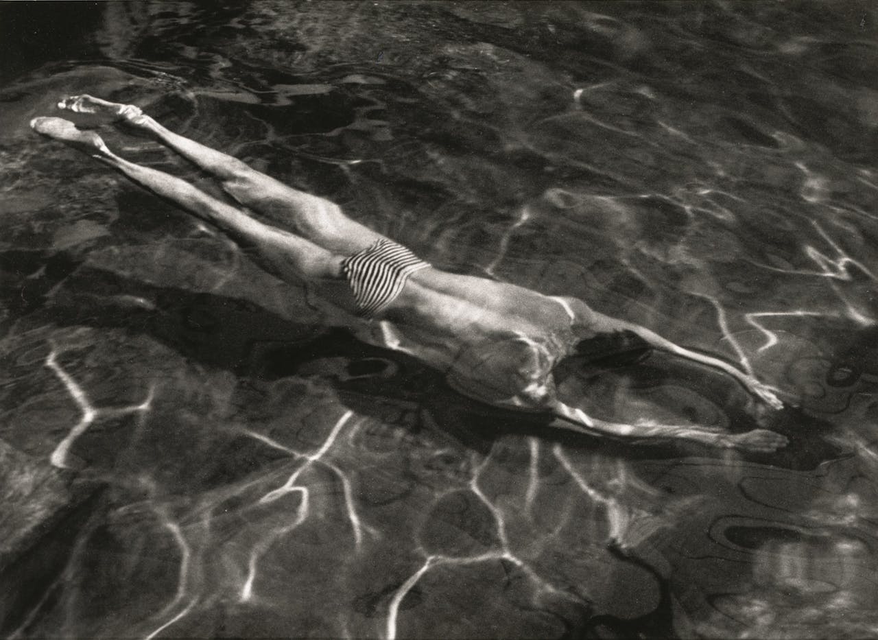 ‘De onderwaterzwemmer’, 1917. Kertész’ fascinatie met het door water vervormde lichaam leidde in 1933 tot het boek ‘Distortions’.