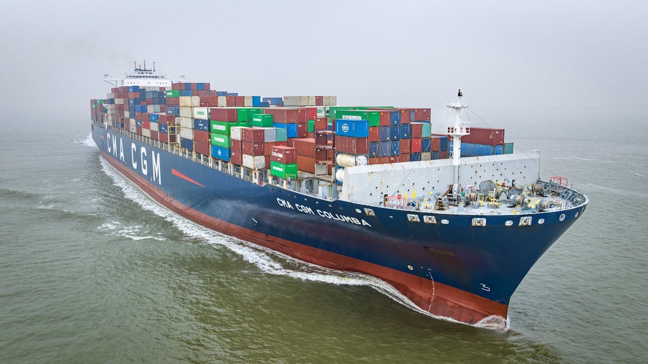 Het containerschip CMA CGM COLUMBA op de Westerschelde afkomstig uit de haven van Antwerpen.