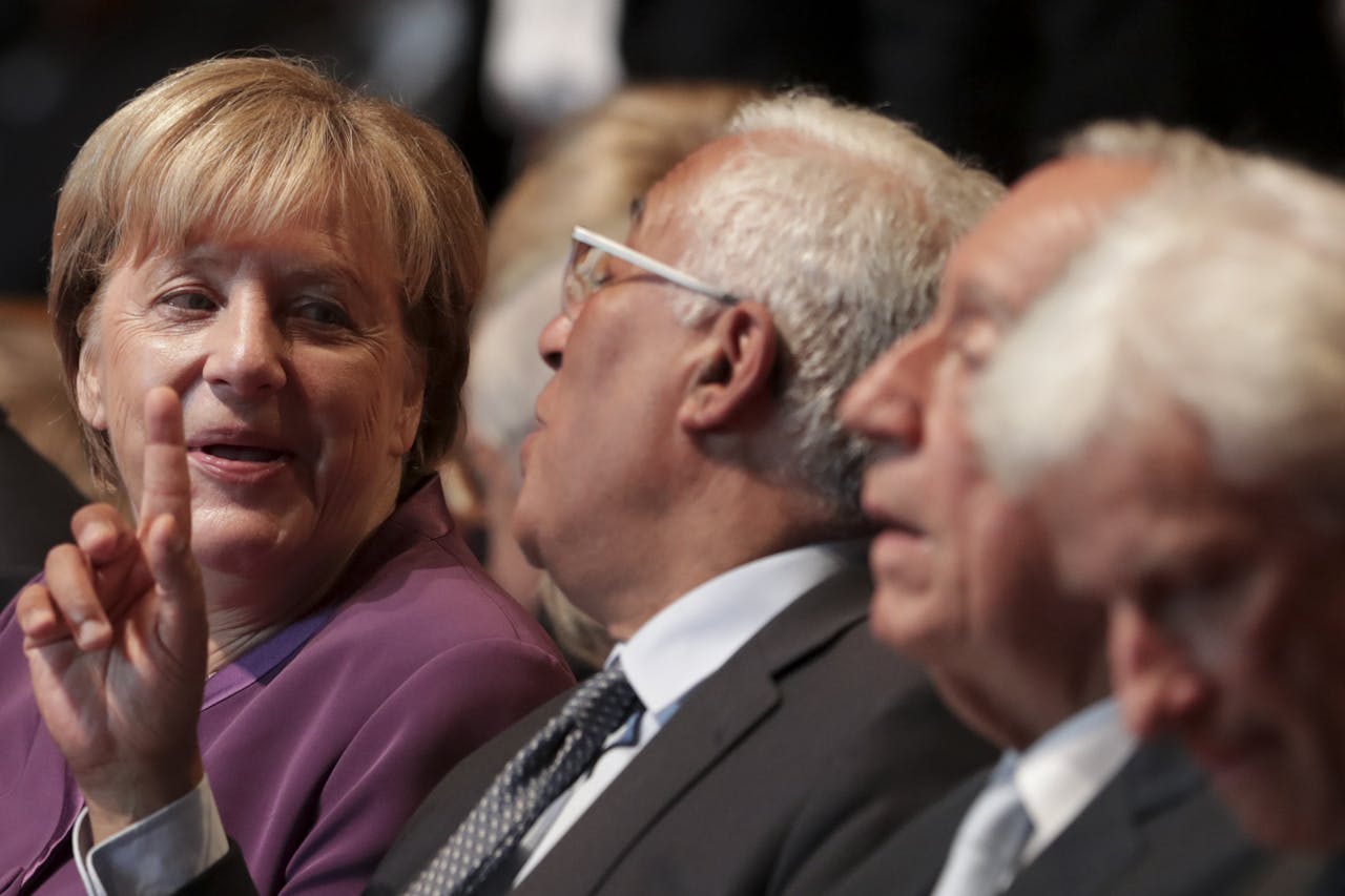 Angela Merkel (l) in oktober bij een prijsuitreiking in Lissabon, met naast haar de Portugese premier Antonio Costa.