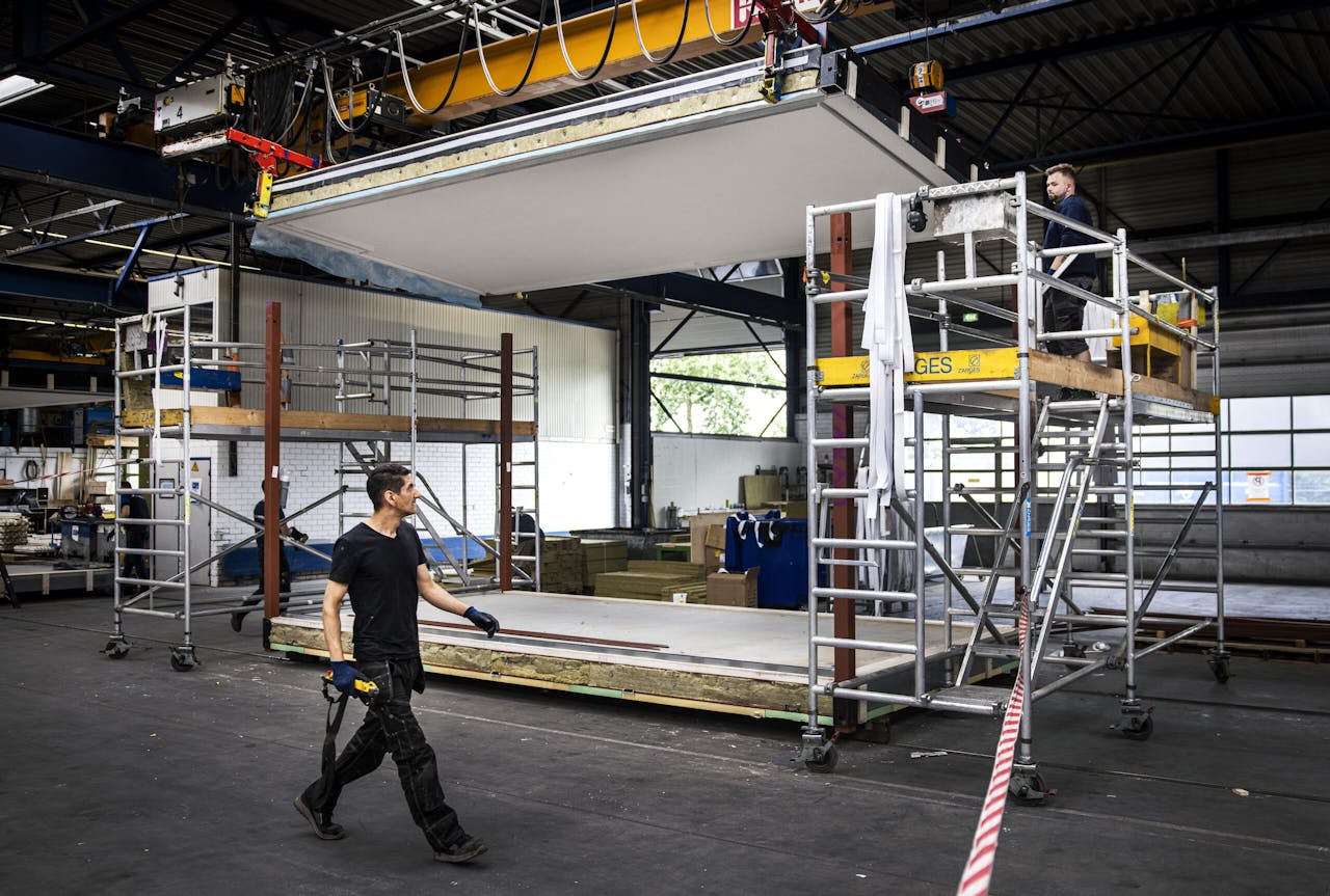 Het in elkaar zetten van een containerflexwoning in de fabriek van het Brabantse bouwbedrijf De Meeuw.