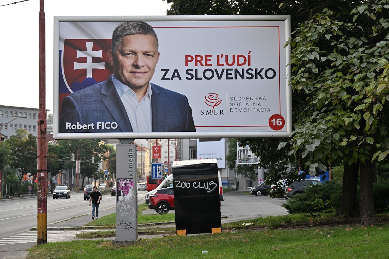 Smer-leider Robert Fico op een verkiezingsposter in Bratislava.