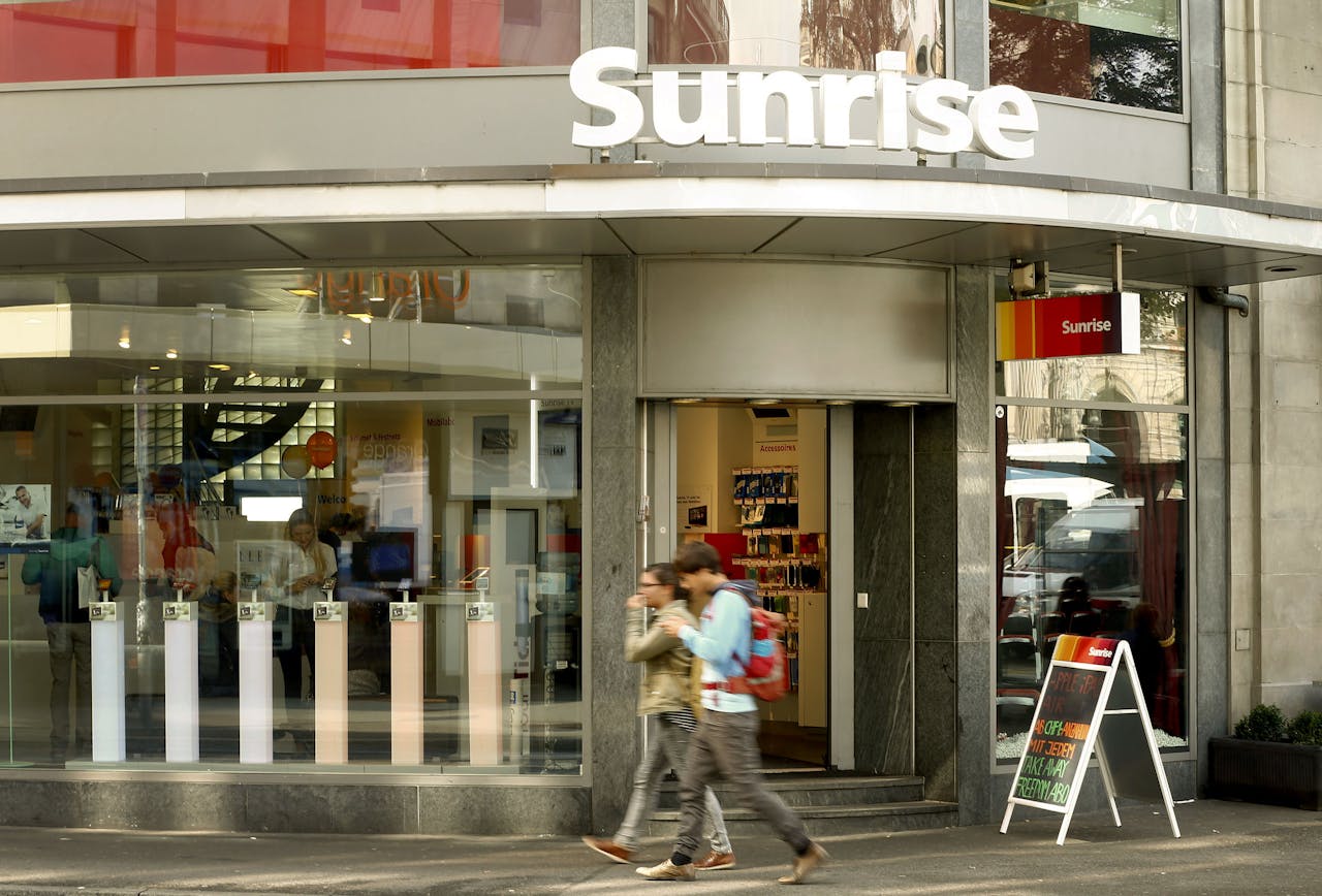 Voetgangers lopen langs een Sunrise-winkel in Zurich.