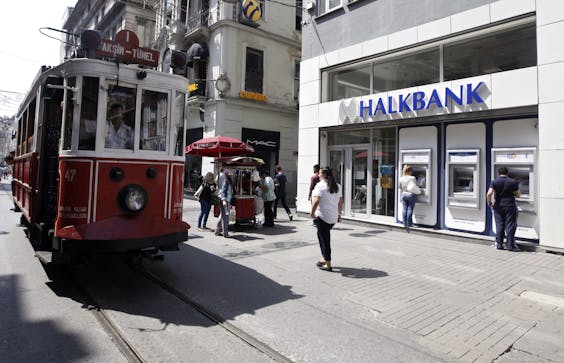 Een vestiging van Halkbank in Istanboel. De voormalige vicedirecteur van de bank, Mehmet Hakan Atilla, staat in New York terecht voor het aannemen van steekpenningen.