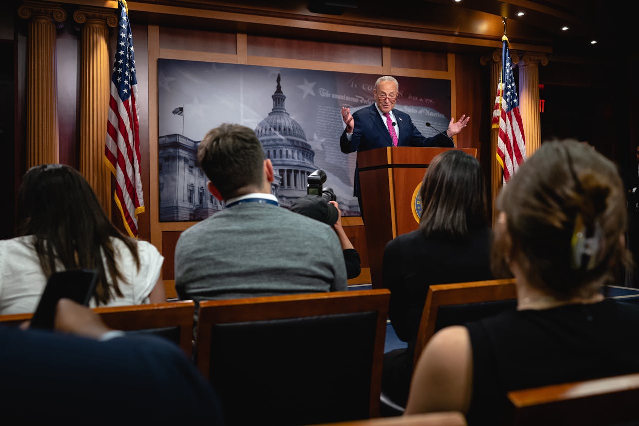 Meerderheidsleider van de Amerikaanse Senaat en Democraat Chuck Schumer geeft een persconferentie na het besluit om het schuldplafond op te schorten.