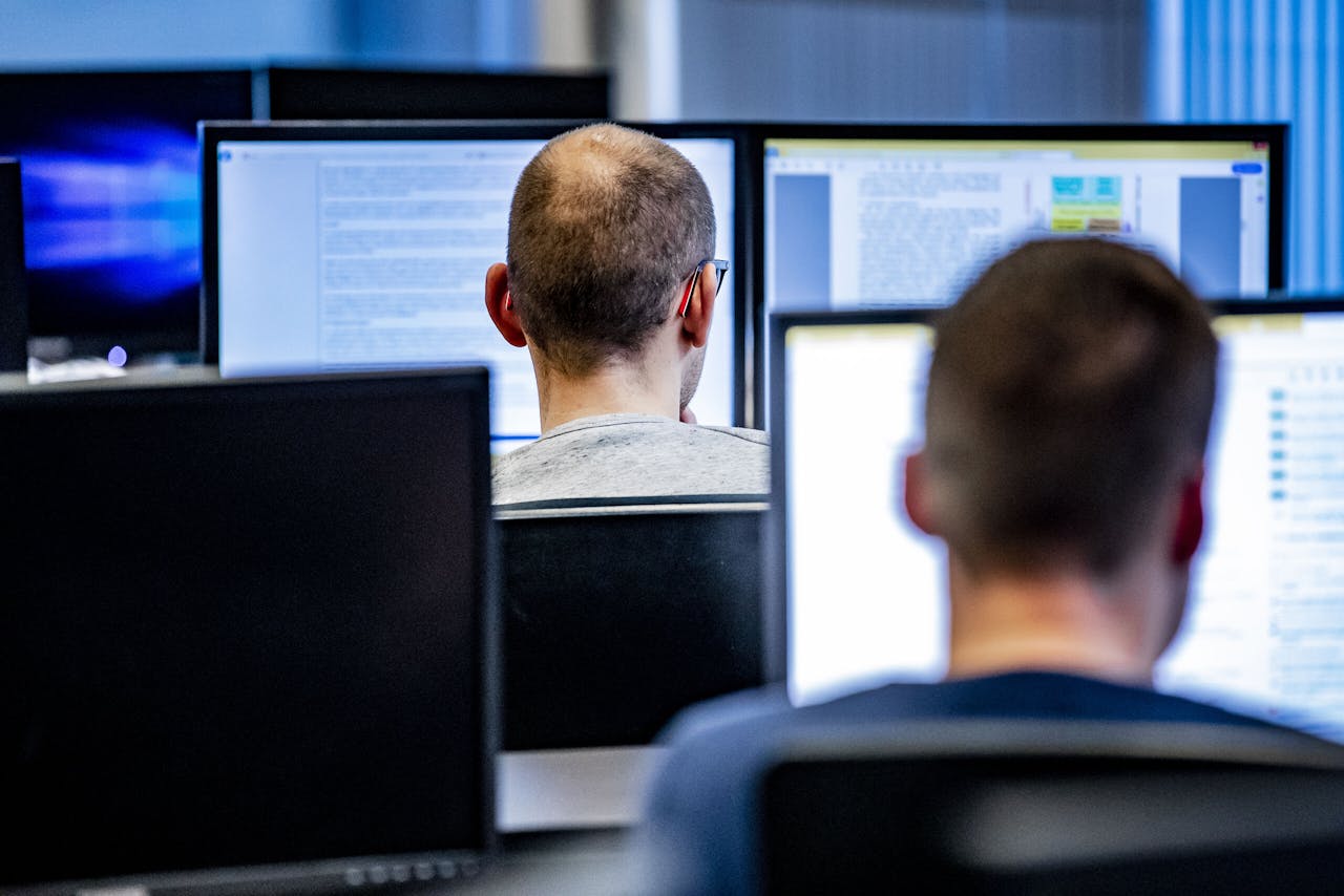 Medewerkers van de Belastingdienst in Apeldoorn, waar zich onder meer het rekencentrum van de dienst bevindt.