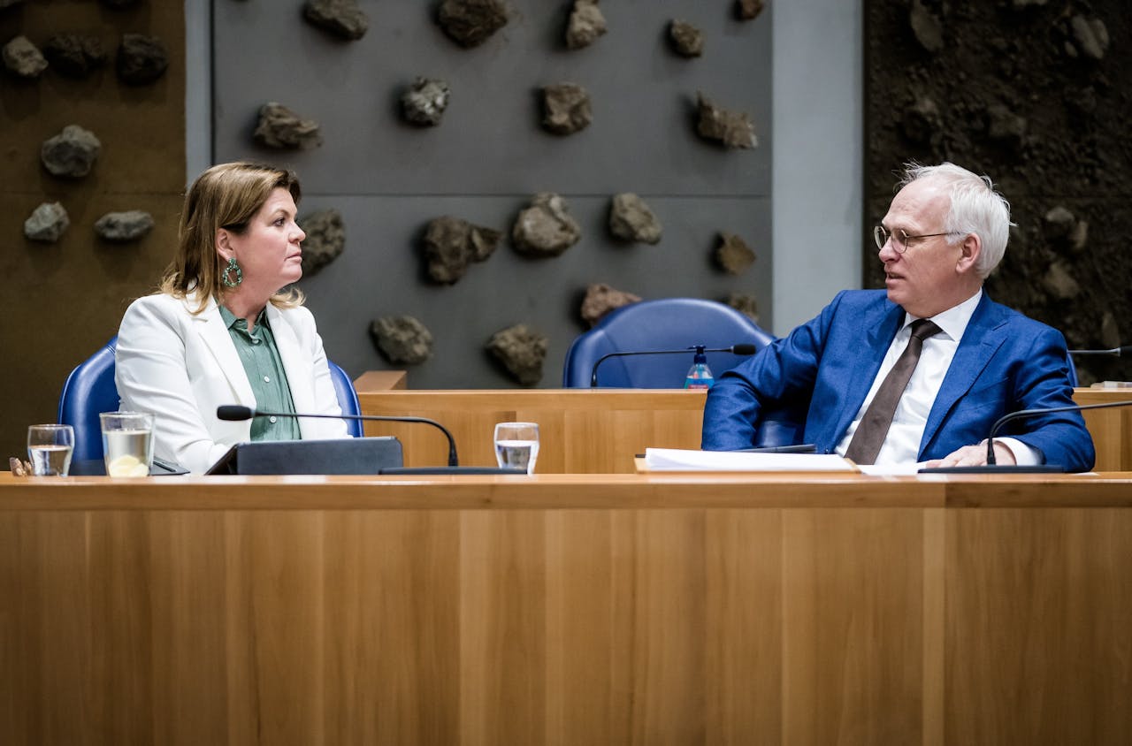 Stikstofminister Christianne van der Wal en Piet Adema, minister van Landbouw tijdens het debat over de landbouwbegroting.