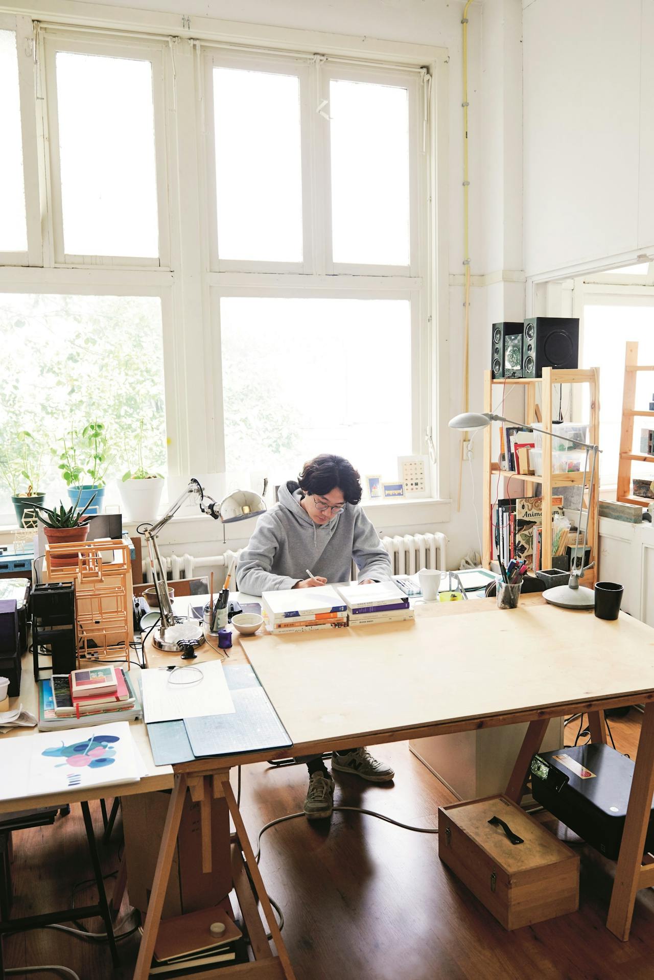 Woojai Lee aan het werk in zijn studio in Eindhoven.
