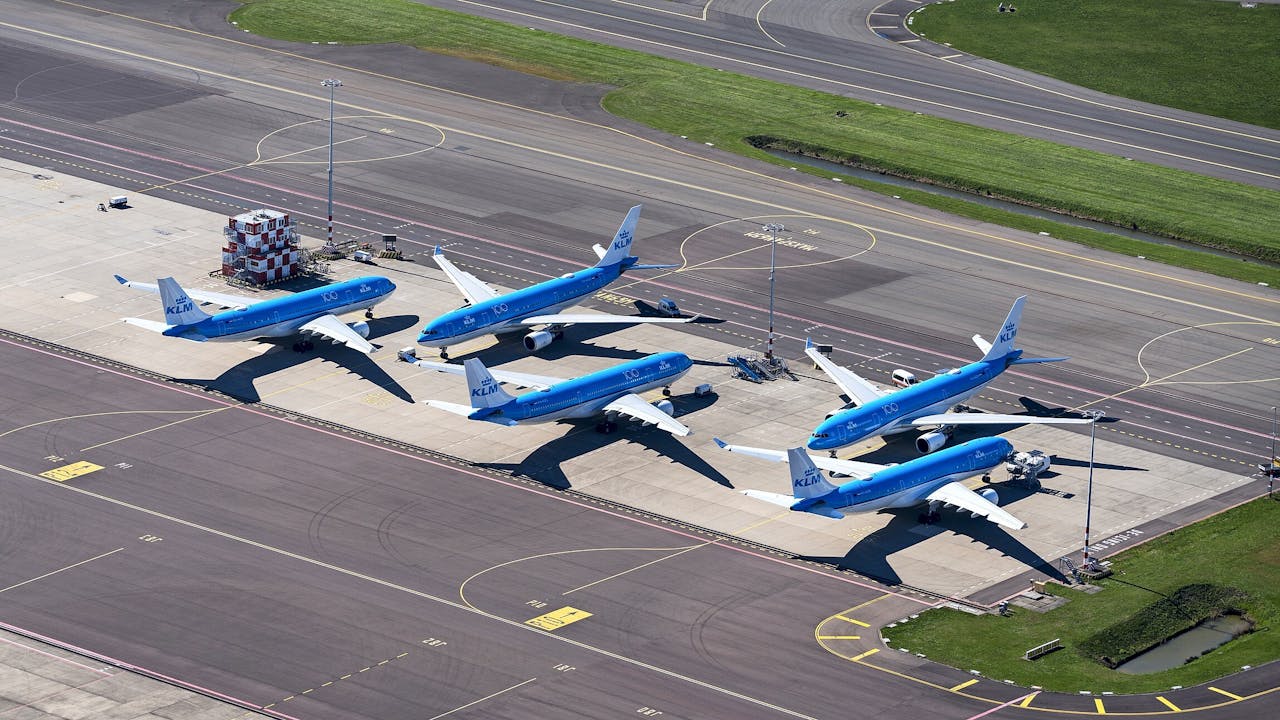 Tijdens de coronaperiode stonden KLM-toestellen geparkeerd op Schiphol en kreeg de vliegmaatschappij leningen van de staat. Nu betaalt zij die in hoog tempo af.