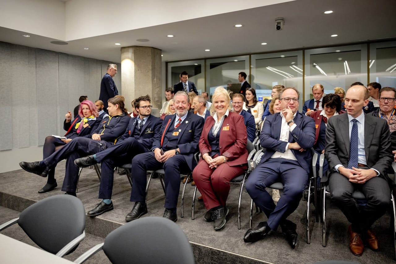 Oud-minister Wouter Koolmees (tweede van rechts), op zijn eerste dag als ceo van de NS, bij het commissiedebat over de nieuwe hoofdrailnetconcessie.