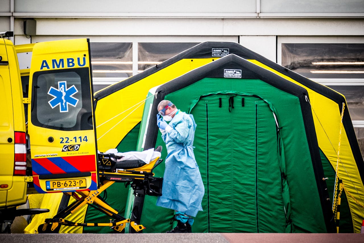 EINDHOVEN - Medewerkers van het Catharina Ziekenhuis in Eindhoven vangen een patient op vanuit een triage-tent. Ziekenhuizen herorganiseren de coronapatienten om de druk aan te kunnen. Foto: Rob Engelaar / Hollandse Hoogte