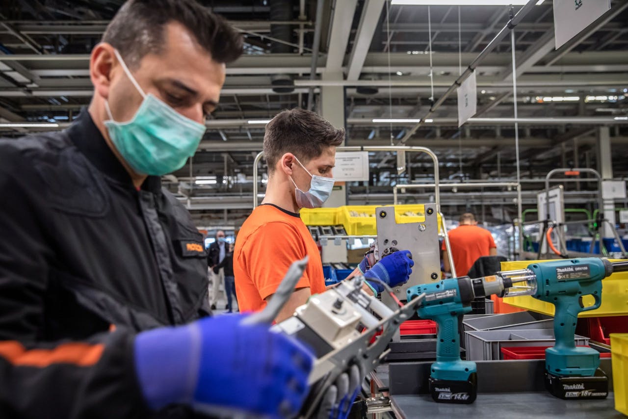 In plaats van auto-onderdelen maken werknemers van de SEAT Leon-assemblagelijn in een fabriek in Spanje nu onderdelen voor beademingsapparatuur. Door het coronavirus is daar wereldwijd een tekort aan.