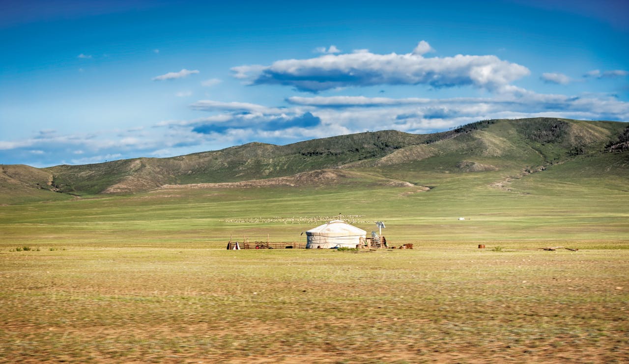 Een ronde vilten tent – een ger – op de steppe van Mongolië.