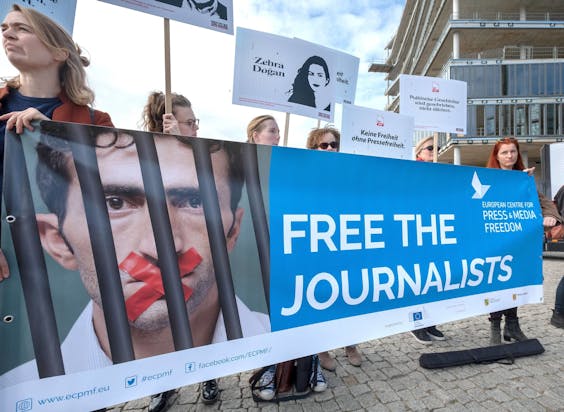 Leden van Amnesty International demonstreren in september 2018 bij het bezoek van de Turkse president Erdogan aan Berlijn tegen het op grote schaal vasthouden van journalisten in Turkije.