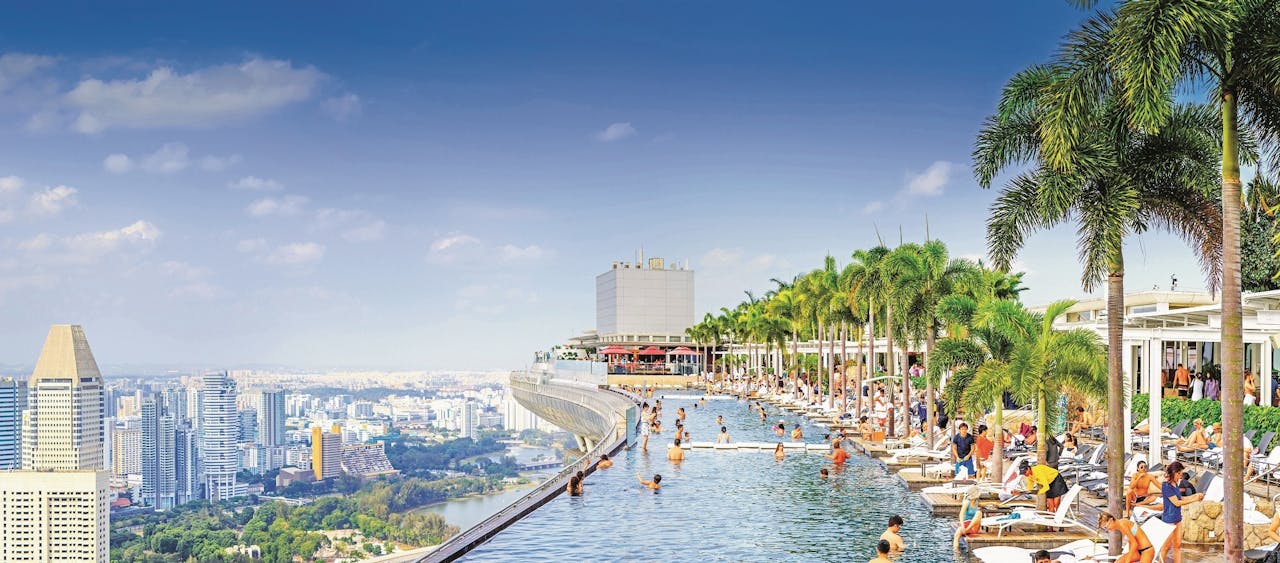 Infinity pool
boven op het dak van twee immense hoteltorens in Singapore.