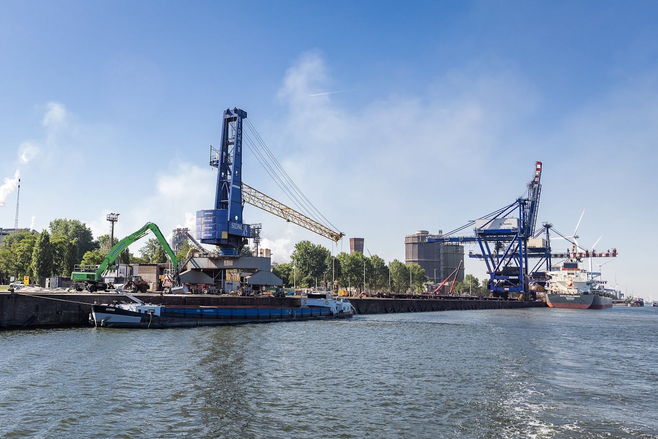 ArcelorMittal bedrijfsterrein in Zelzate, in de haven van Gent