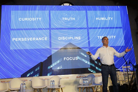 Reggie Bradford, onderdirecteur van Oracle, een accelerator voor start-ups, spreekt op een conferentie in Tel Aviv in september 2017.