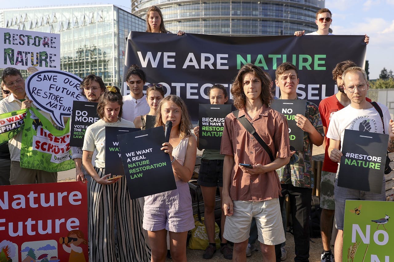 De Zweedse klimaatactivist Greta Thunburg (met microfoon) was naar Straatsburg afgereisd om het Europarlement op te roepen de natuurherstelwet van Frans Timmermans toch vooral te steunen.