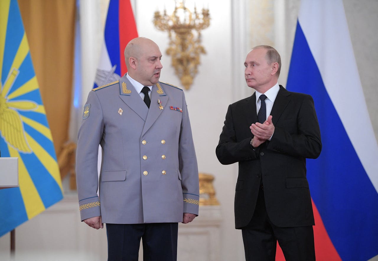 Sergej Soerovikin (l) met president Vladimir Poetin.