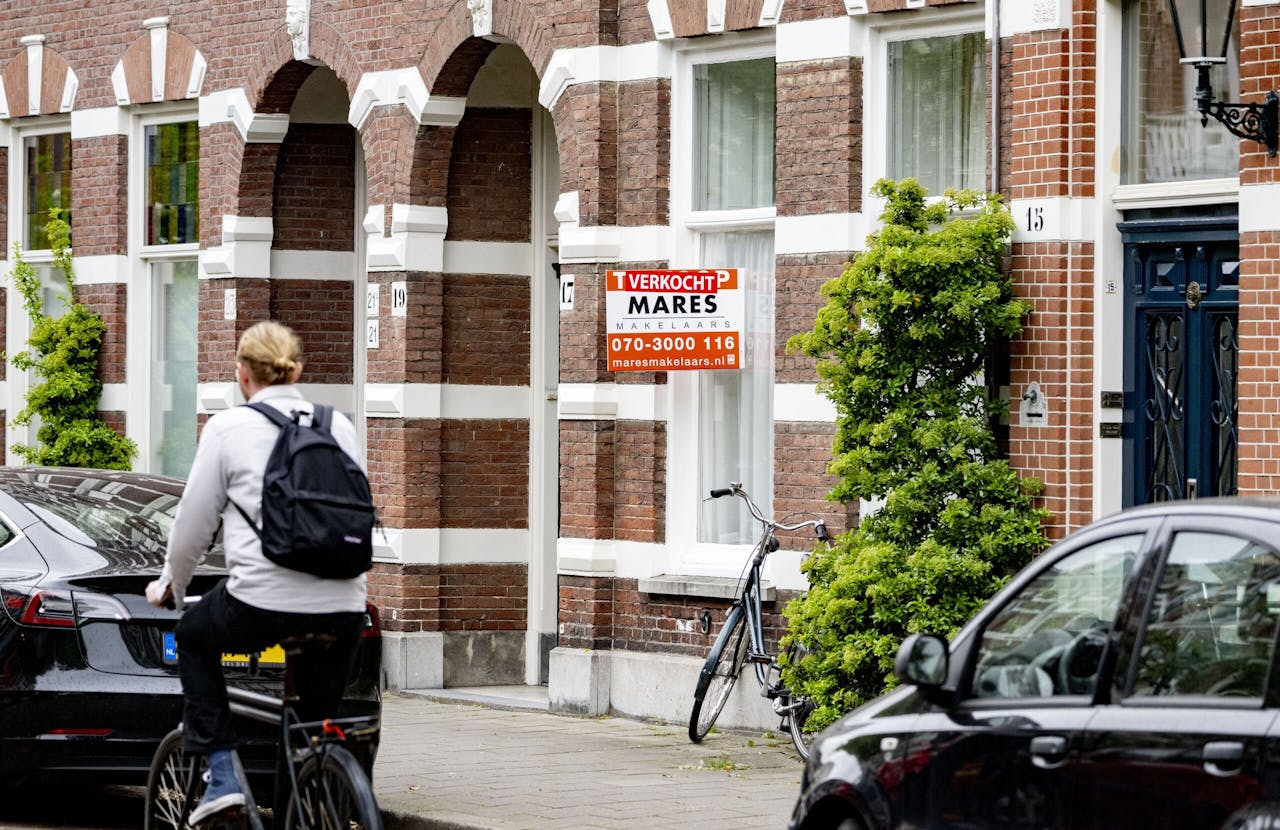 Huis te koop in Den Haag. Door de gestegen hypotheekrente merken makelaars en hypotheekverstrekkers zenuwen bij kopers en verkopers.