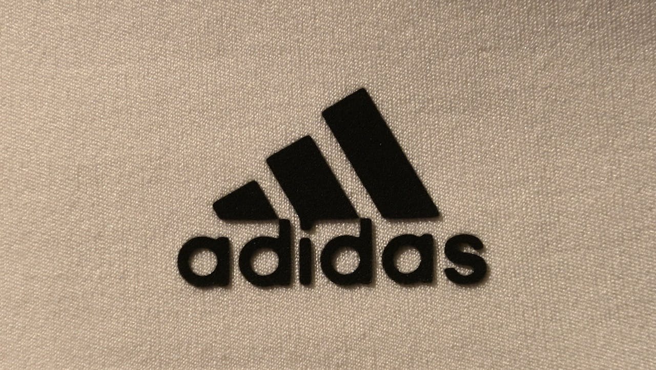 Het logo van Adidas met de drie strepen. De Black Lives Matter-beweging wilde drie strepen in het handelsmerk gebruiken.