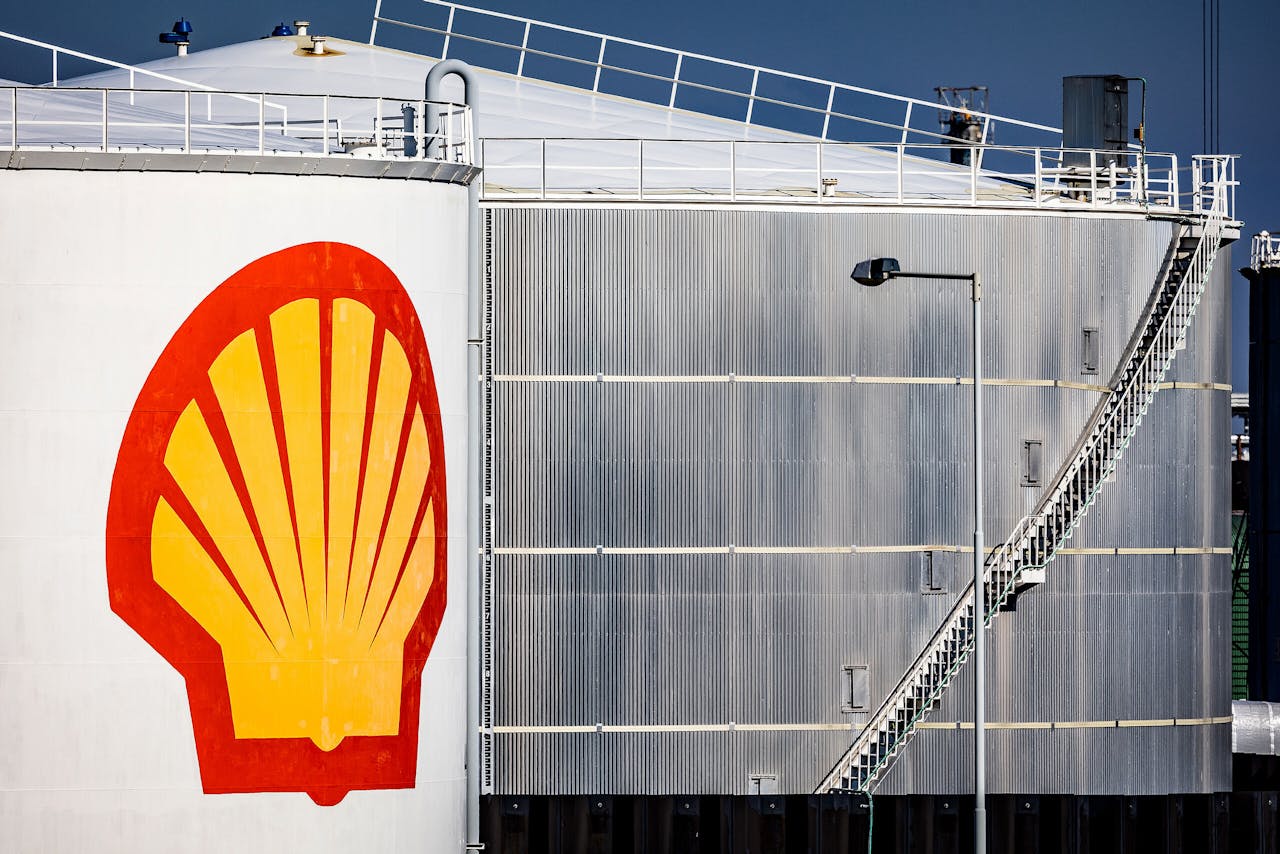 Olieraffinaderij van Shell in Rotterdam. Topman Ben van Beurden bood dinsdag excuses aan voor de aankoop vorige week van Russische olie. 'Het spijt ons', aldus Van Beurden in een persverklaring dinsdag.