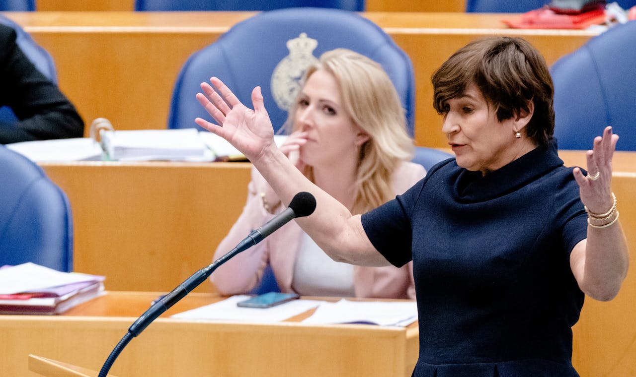 Lilianne Ploumen (PVDA) met op de achtergrond Lilian Marijnissen (SP) in de Tweede Kamer tijdens een debat over de toeslagenaffaire.