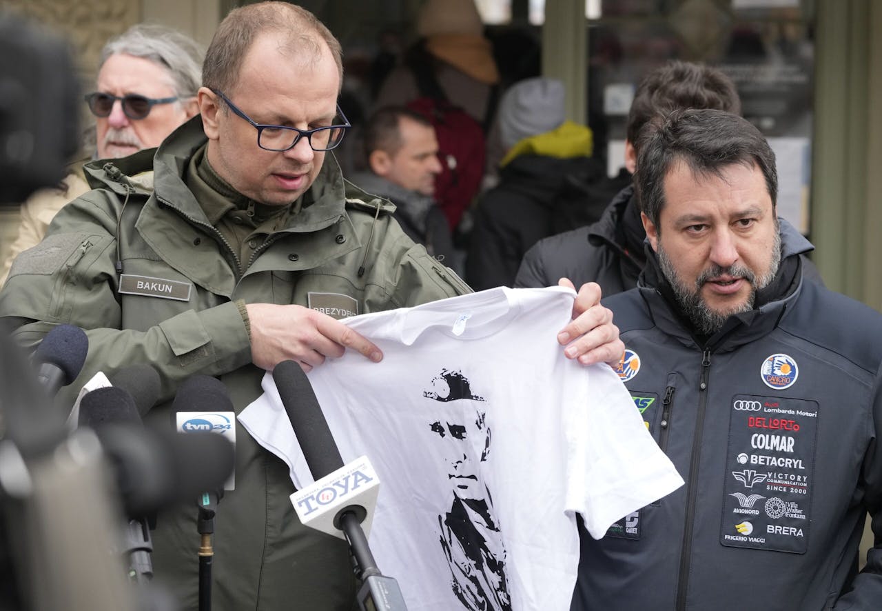 Burgemeester Bakun van Przemysl toont Matteo Salvini (r) een bekend kledingstuk.