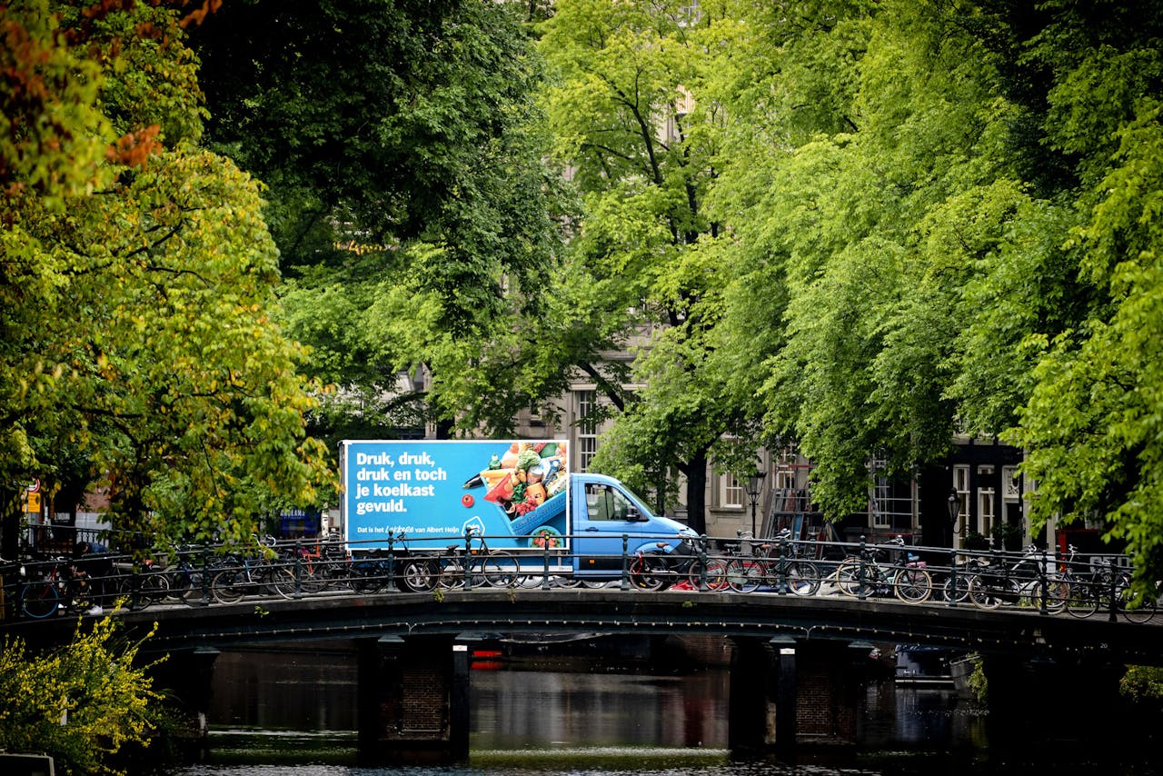 Een bezorgbusje van Albert Heijn onderweg in Amsterdam. Online betalen gaat op 31 december 2020 ingrijpend veranderen voor de Europese lidstaten.