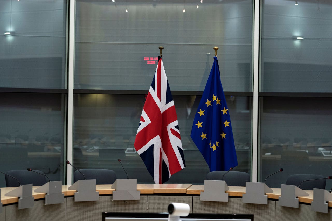De Kamerleden willen voorkomen dat Nederlanders in het Verenigd Koninkrijk gedwongen worden te kiezen tussen een Brits en een Nederlands paspoort.