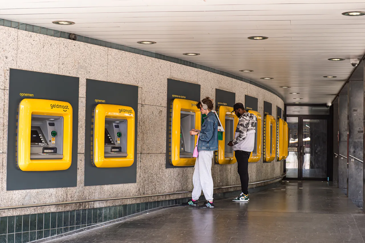 Brussel wil bedrijven verplichten contant geld én de digitale euro aan