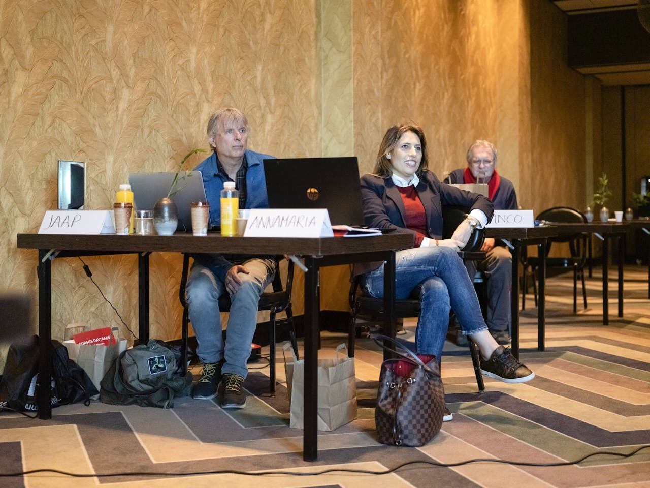 Deelnemers aan een daghandelcursus in het Van der Valk-hotel in Breukelen. Daghandel trekt een gevarieerde groep nieuwe beleggers aan vanwege de laagdrempeligheid en de belofte van snelle winsten.