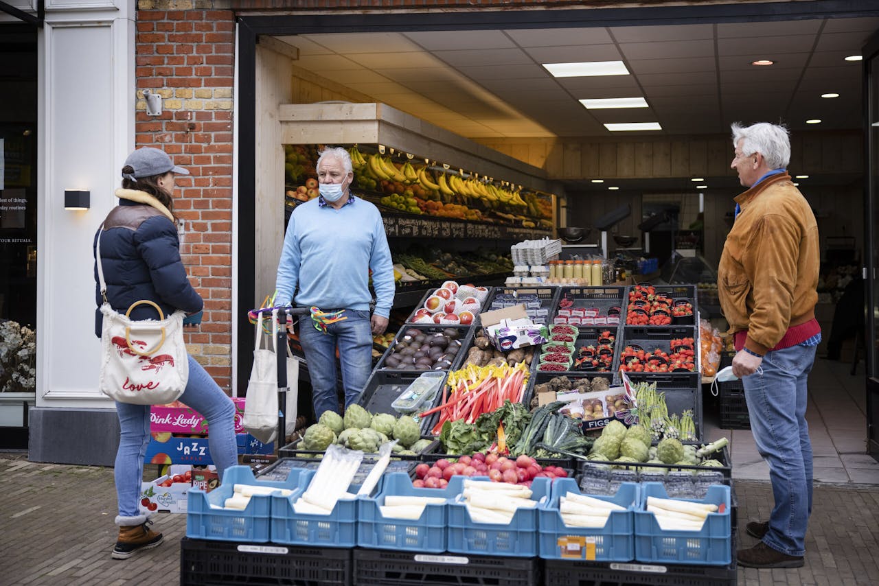 Klanten bij groenten- en fruitzaak Duijs Vers in Wassenaar. Een van de Nederlandse belastingvoordelen is het verlaagde btw-tarief voor voeding.