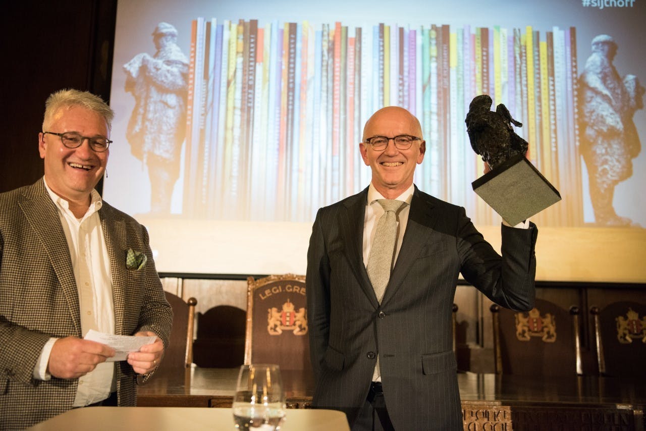 Links juryvoorziter Roderick Munsters, rechts ceo Jacques van den Broek van uitzendconcern Randstad