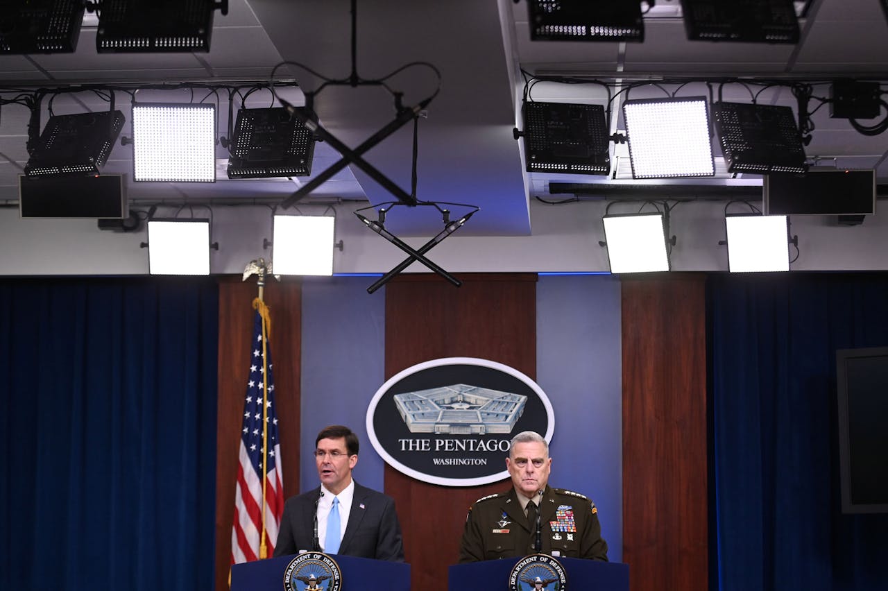 De Amerikaanse minister van defensie Mark Esper en generaal Mark Milley staan de pers te woord na de beschieting van een Amerikaanse vooruitgeschoven post in Syrië.