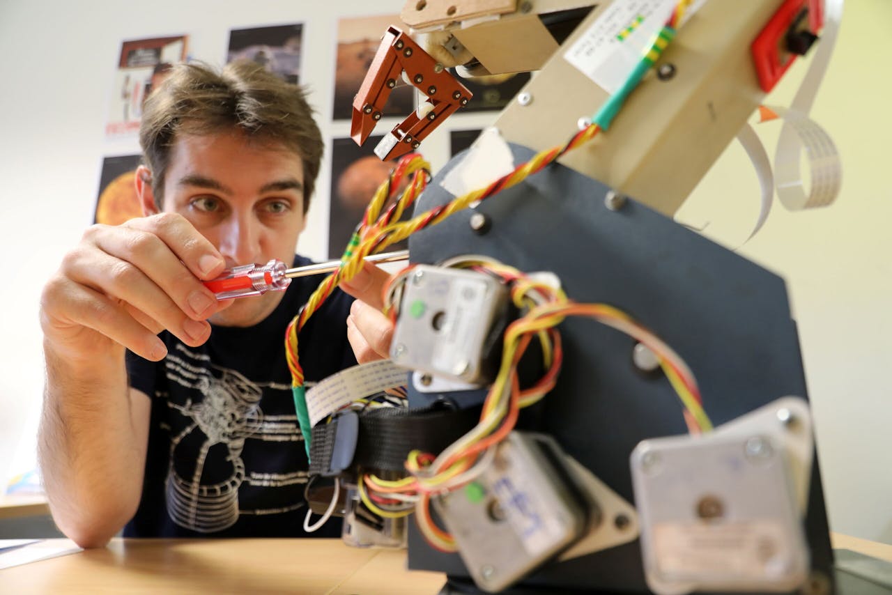 Matthieu Pluvinage, docent op een technische school in Saint Etienne du Rouvray, meldde zich toen ruimtevaartagentschap ESA astronauten zei te zoeken. Hij was niet de enige Fransman.