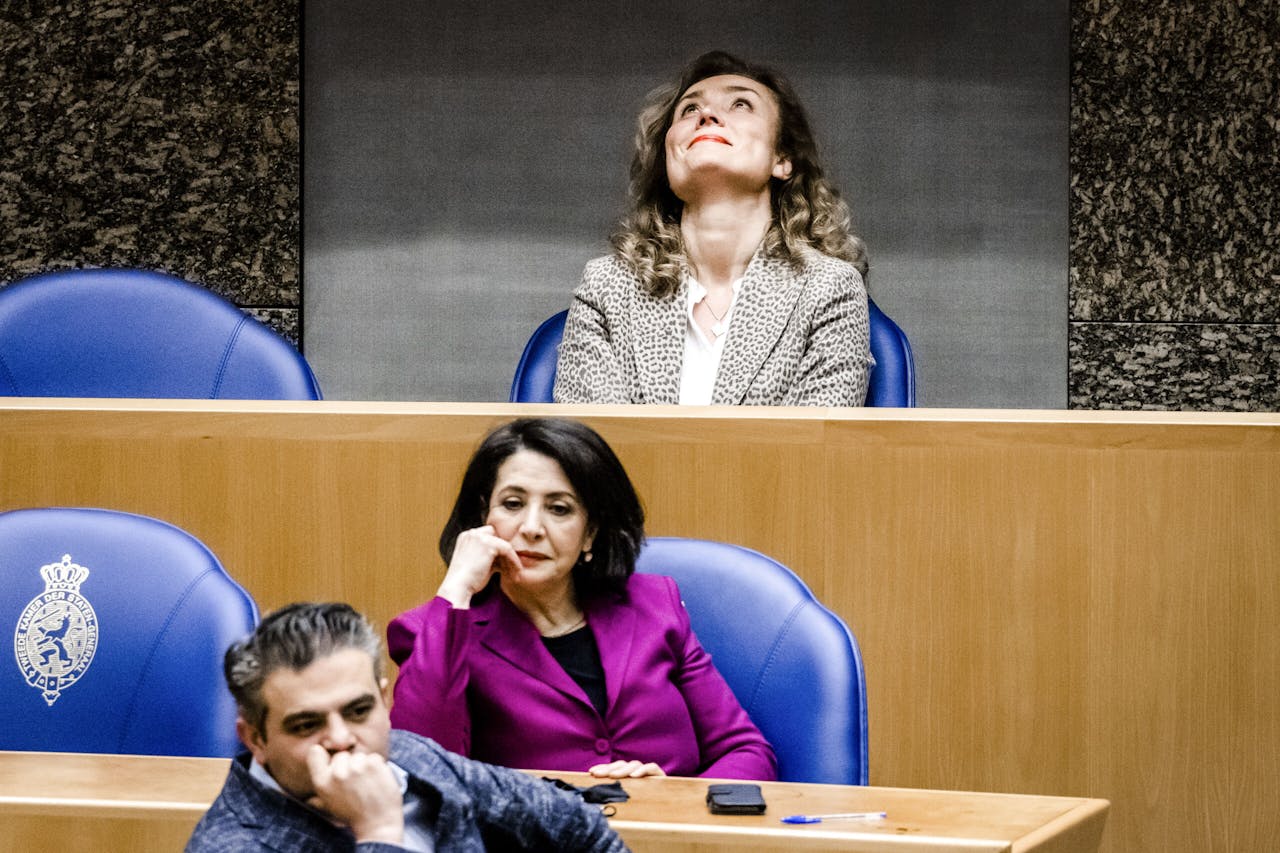 Vera Bergkamp van D66 (boven) hoort dat zij is verkozen tot de nieuwe voorzitter van de Tweede Kamer. PvdA'er Khadija Arib (midden) had zich ook kandidaat gesteld voor een nieuwe termijn.