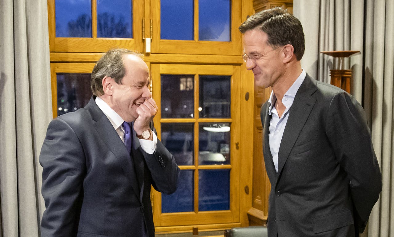 Premier Mark Rutte ontvangt Hans Vijlbrief (D66), een van de twee nieuwe staatssecretarissen van Financiën