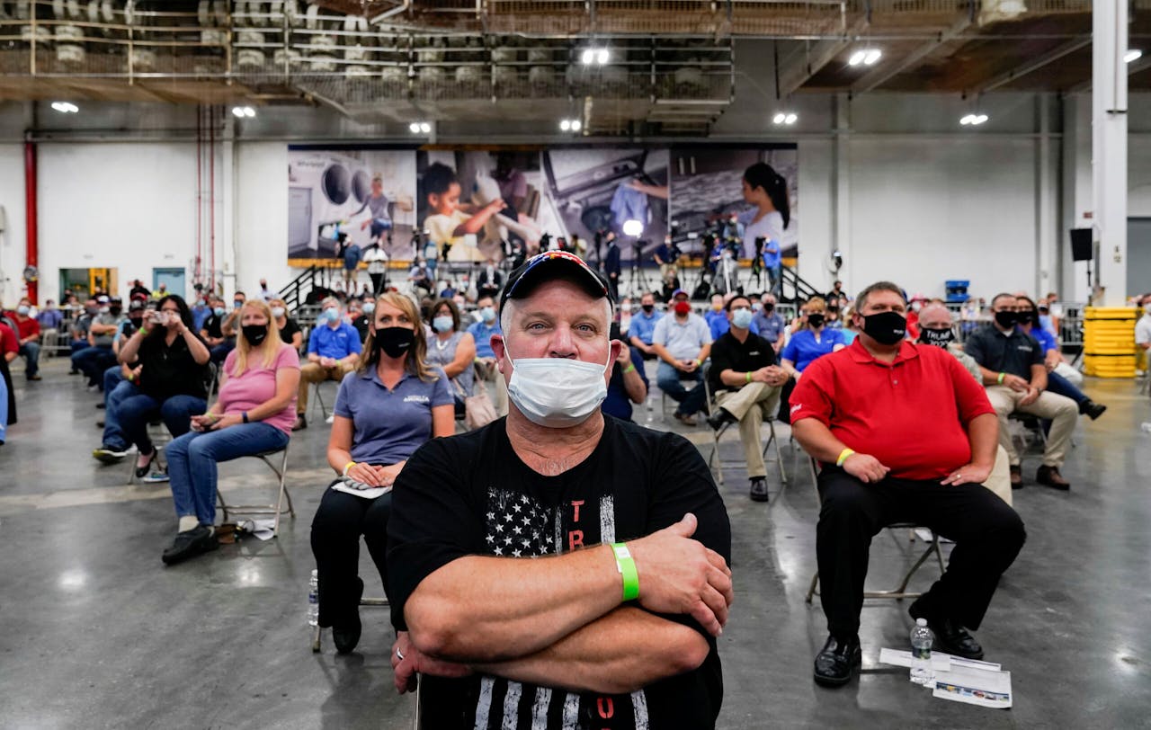 Een fabrieksarbeider met Trump-shirt luistert naar een toespraak van de president tijdens diens bezoek aan witgoedproducent Whirlpool in Cyde, Ohio.