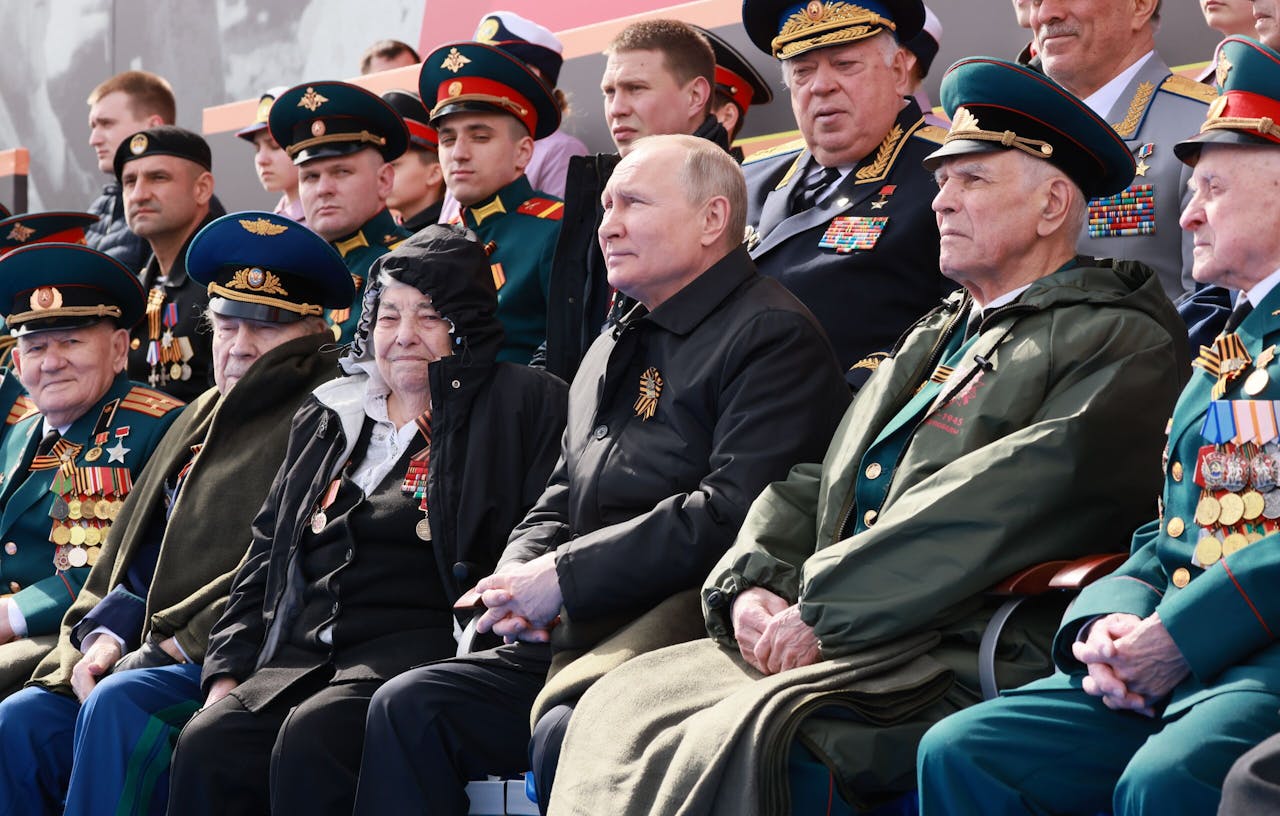 De Russische president Vladimir Poetin bij de parade op Overwinningsdag op het Rode Plein in Moskou.