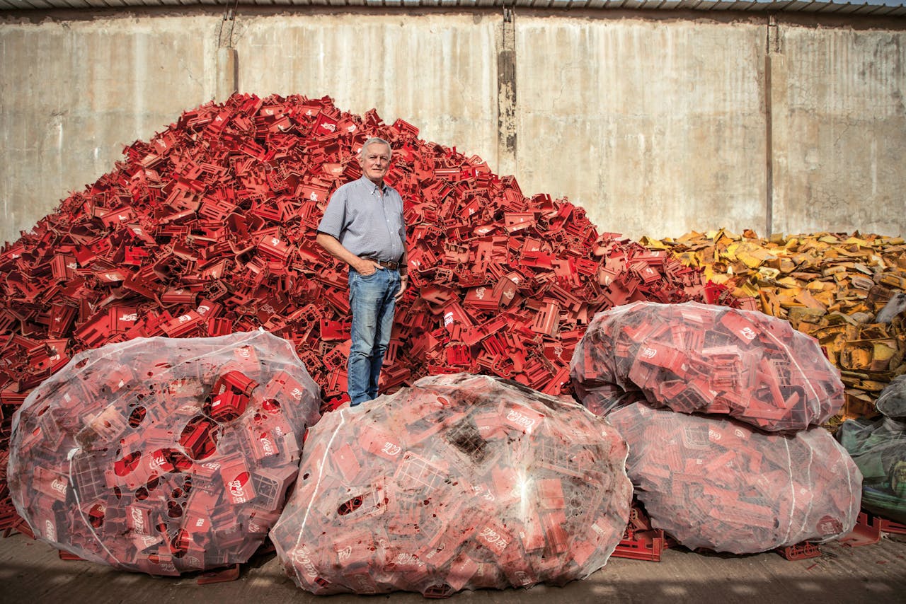 Stiphout bij zijn plasticfabriek in Old Yandum, Gambia. Zijn grondstof bestaat uit kratten.