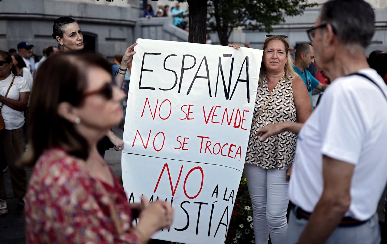 Demonstranten betoogden zondag in Madrid tegen concessies van de regering tegen Catalaanse separatisten.
