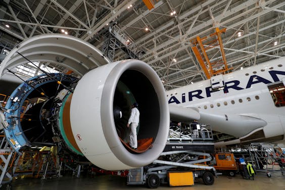 Onderhoud van een Airbus A380 in de hangar van Air France-KLM op het vliegveld Charles de Gaulle.