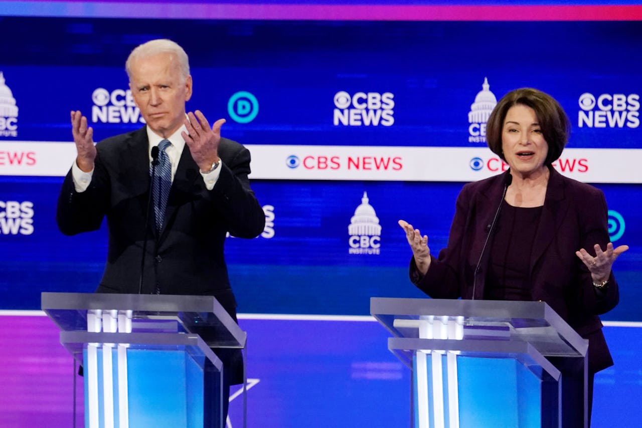 Voormalig vice-president Joe Biden same met Senator Amy Klobuchar in hun laatste debat voordat Klobuchar zich terugtrok uit de race.