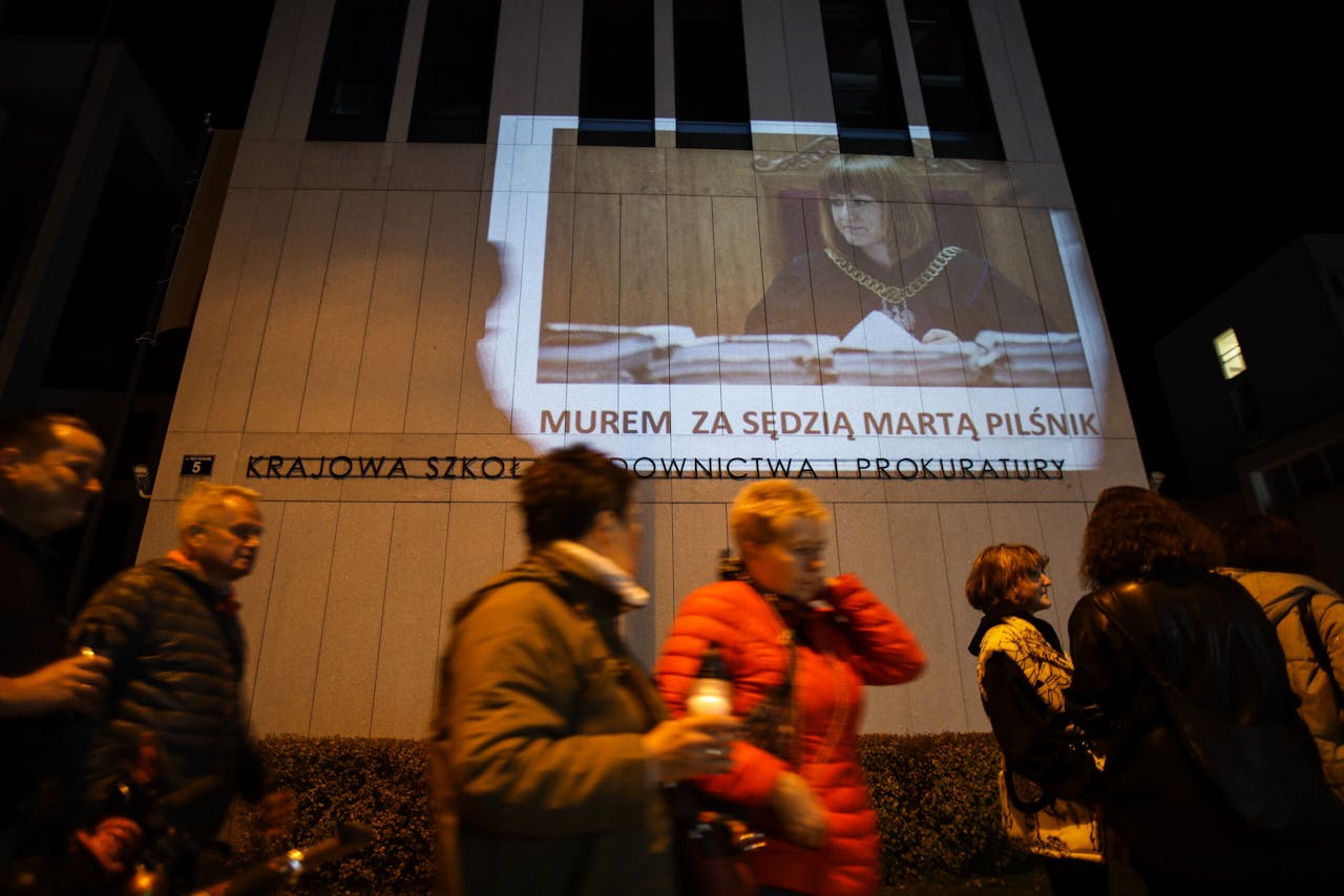 Polen gingen eind oktober de straat op om steun te betuigen aan rechters die zijn geschorst omdat ze kritiek uitten op de hervormingen van de rechterlijke macht en stelden dat het constitutionele hof in Warschau geen onafhankelijk gerecht meer is.