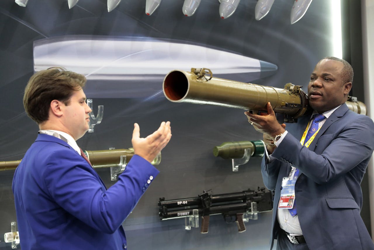 In de marge van de Russisch-Afrikaanse top in Sotsji in 2019 prezen Russische bedrijven hun wapens aan. Een bezoeker draagt een Russische granaatwerper op zijn schouder.