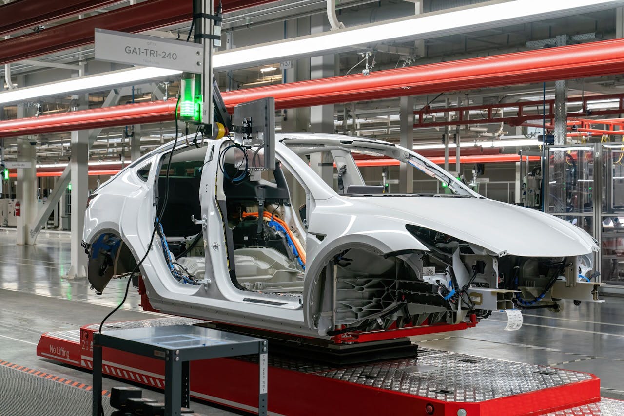 Een Tesla in productie in de gigafabriek in Austin, Texas