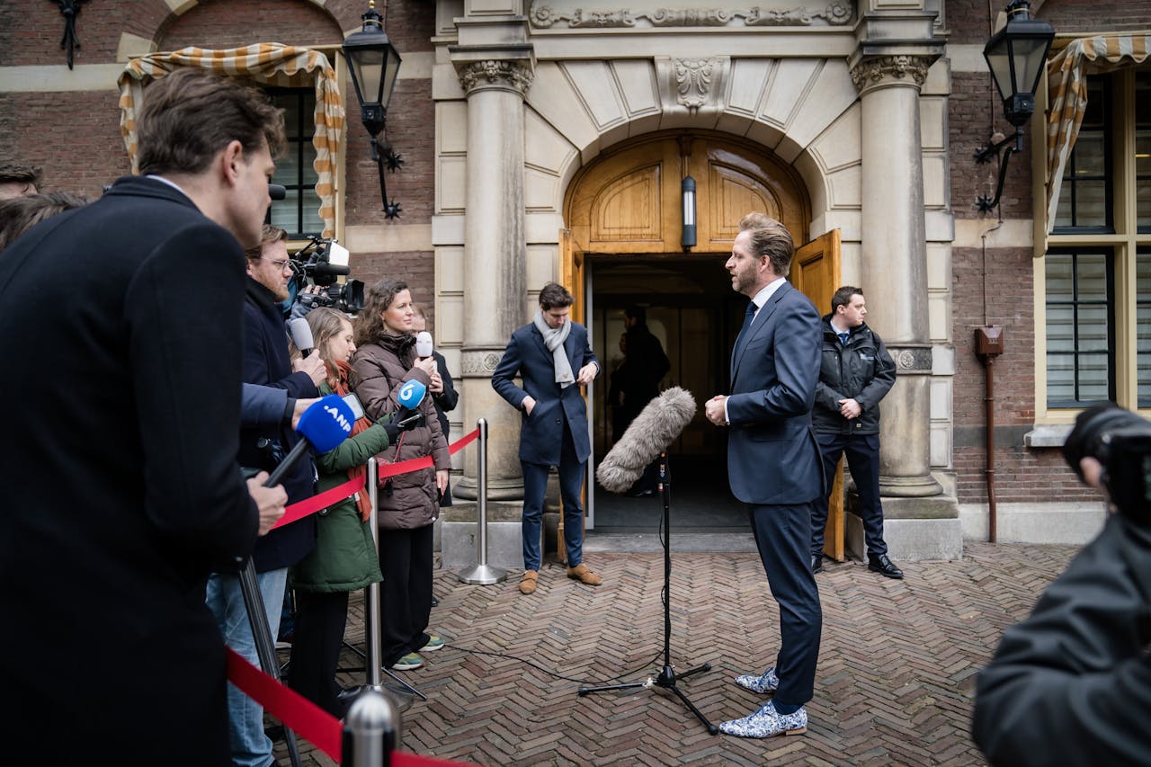 Woonminister Hugo de Jonge bij aankomst op het Binnenhof voorafgaand aan de ministerraad.